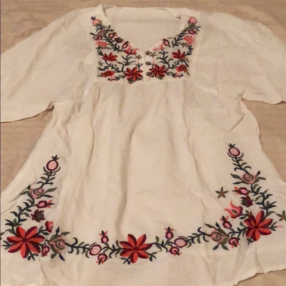 SALE 🍾 🆕 Embroidered top!! Beautiful!